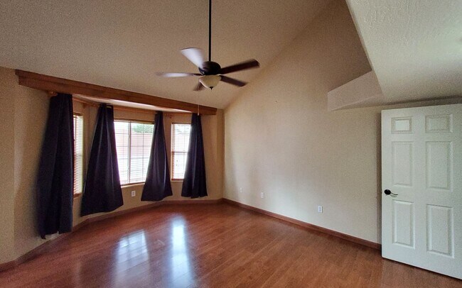 Building Photo - 107 W Sherwood Dr