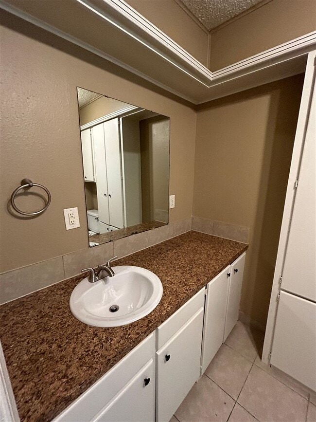 Building Photo - 6202 NW Elm Ave