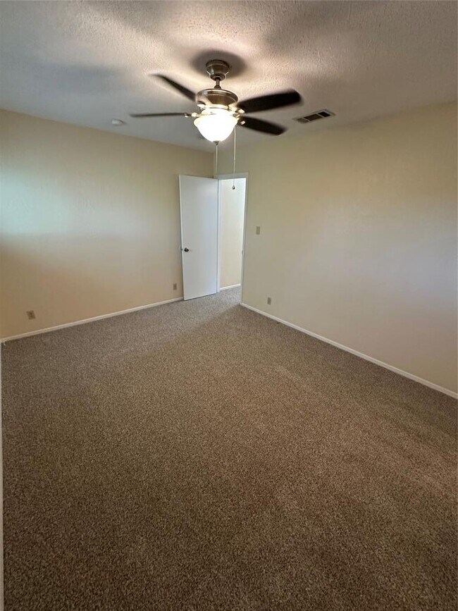 Building Photo - 3529 N Hills Dr
