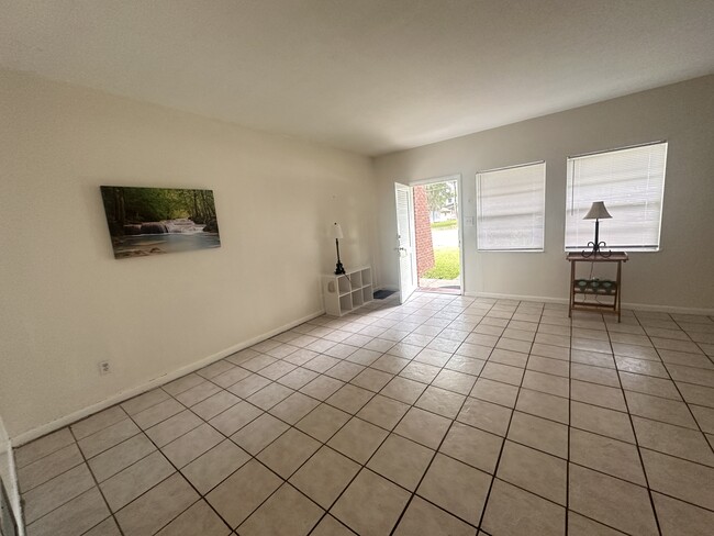 Building Photo - 1315 SE Silver Springs Pl