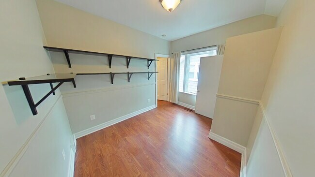 Building Photo - "3-Bed Home with Hardwood Floors and 2.5 B...