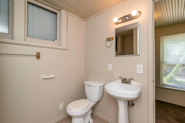 Building Photo - 831 Brookwood Pl