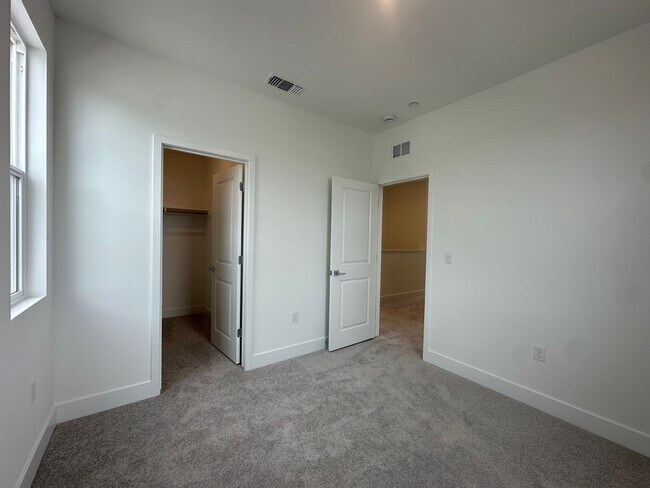 Building Photo - 2824 Wrangell St