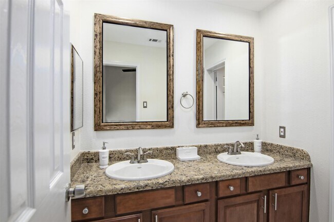 Building Photo - 2066 Augusta Dr