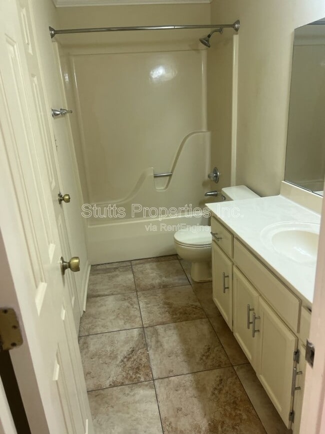 Building Photo - 253 Woodcastle Dr