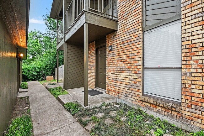 Building Photo - 2103 Mistletoe Ave