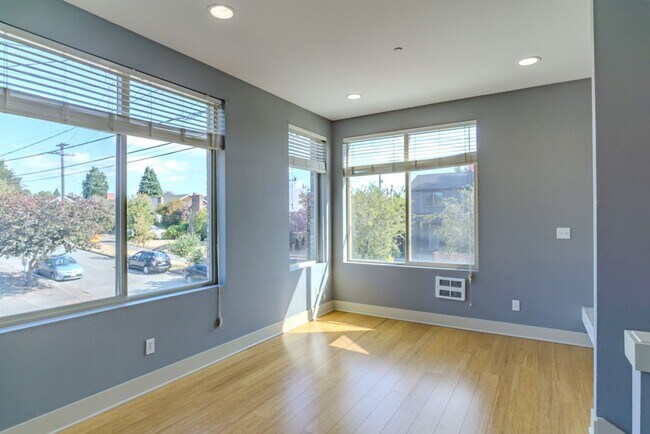 Building Photo - 3Bd/2.5Ba Seattle Townhouse