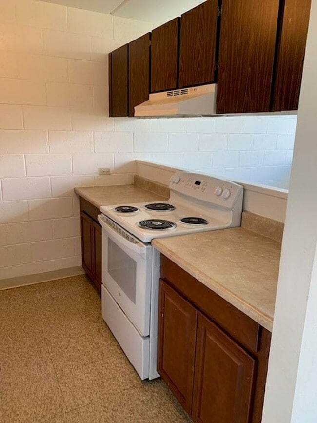 Building Photo - Hokuahi Apts - 2 Bedroom 1 Bath Unit w/ 1 ...