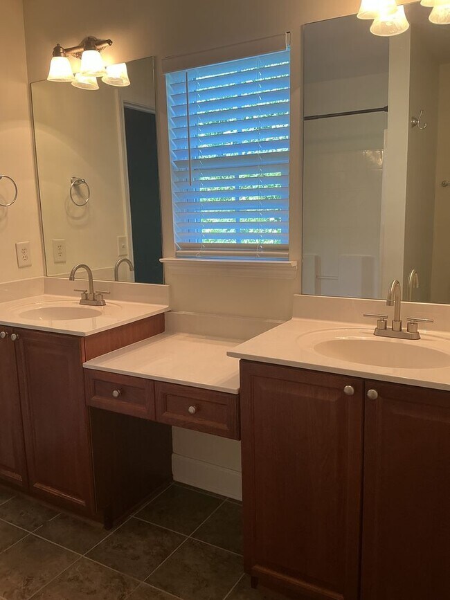 Building Photo - Beautiful 3 Bedroom, 2.5 Bath Townhouse in...