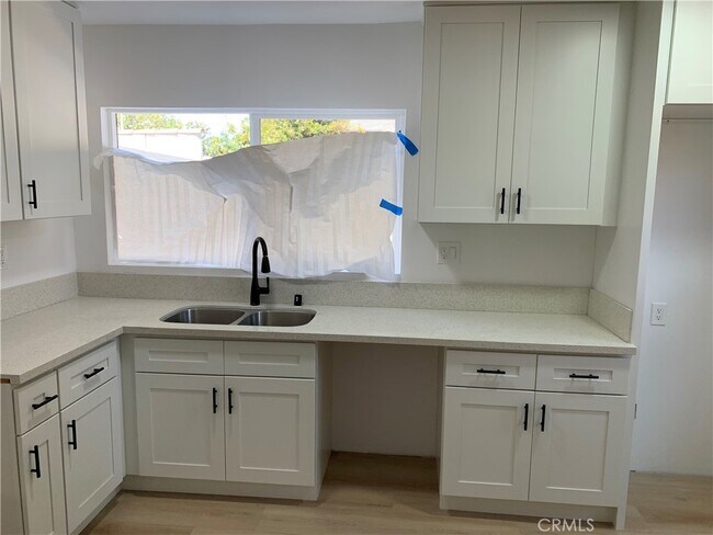 Building Photo - 1209 W 40th Pl