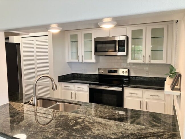 Building Photo - $3,300 2-Bed/2-Bath/2-Parking Townhouse in...