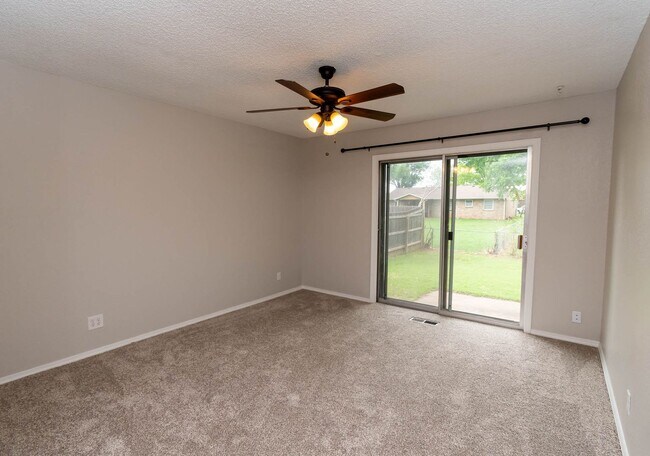 Building Photo - This Super Cute 3 Bed, 2 Bath, 2 Car Garag...