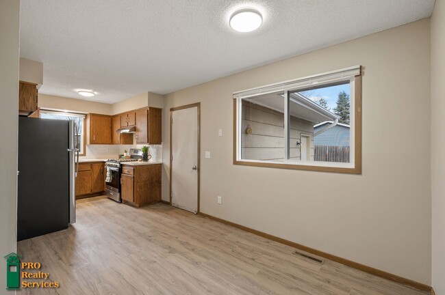 Building Photo - 3 Bedroom House **Half Off May Rent with a...