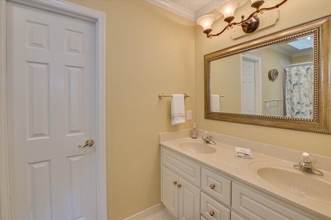 Building Photo - 108 White Willow Pl