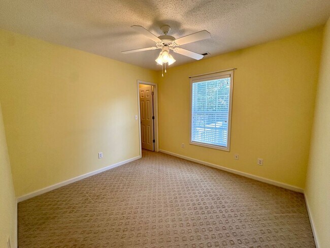 Building Photo - Williamsburg Subdivision!