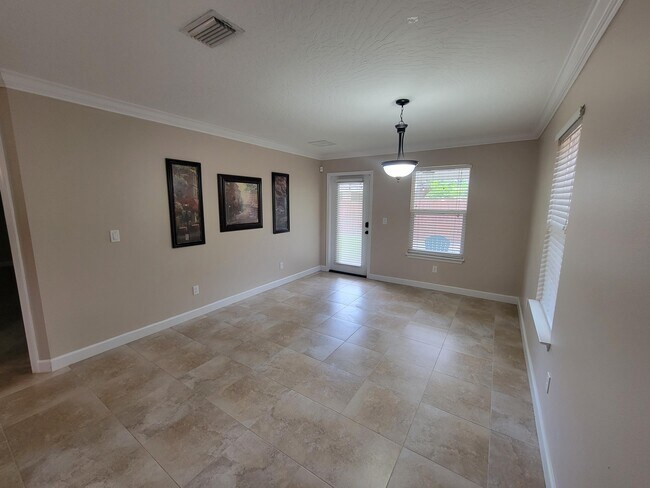 Building Photo - 712 Hazel Dr