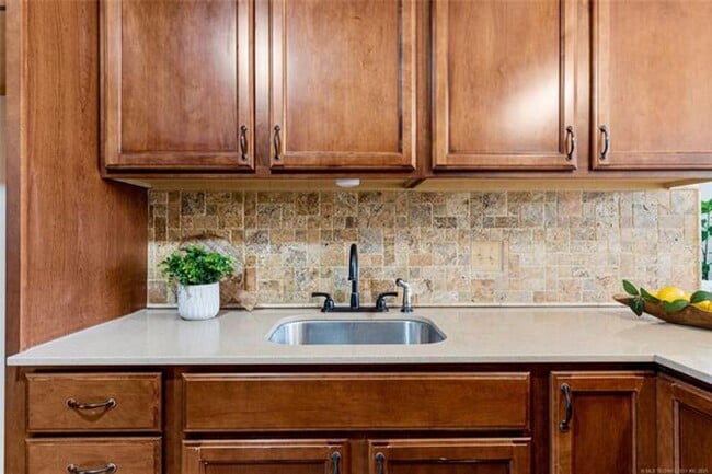 Building Photo - Beautifully Renovated 3-Bed, 2-Bath Home in Midtown Tulsa!