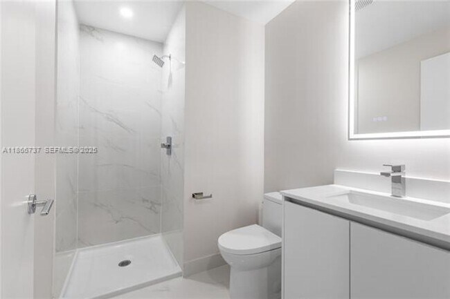 Building Photo - 700 NE 24th St