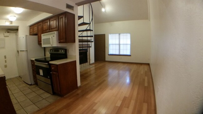 Building Photo - Cute 2 Bedroom condo (gated community) OKC