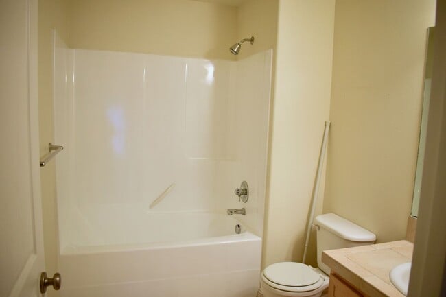 Building Photo - Beautiful Beaverton Townhouse