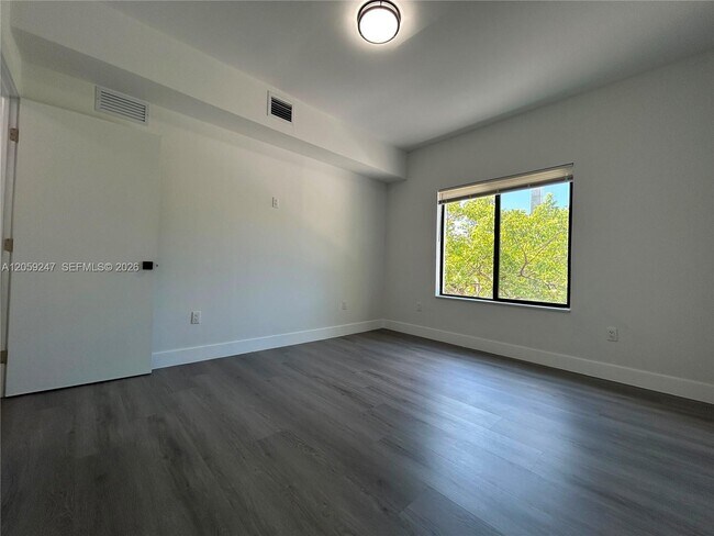Building Photo - 638 SW 21st Ave