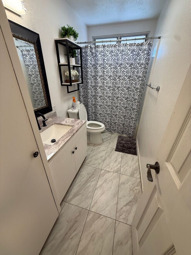 Building Photo - Ocean View 3 Bedroom Duplex Available Now in Kaimuki