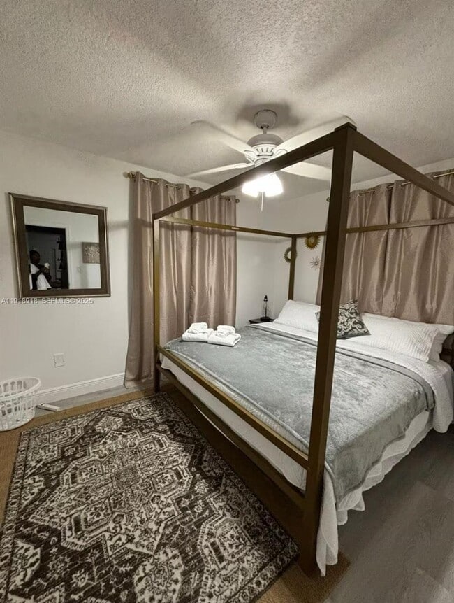 Building Photo - 910 SE Ocean Ave