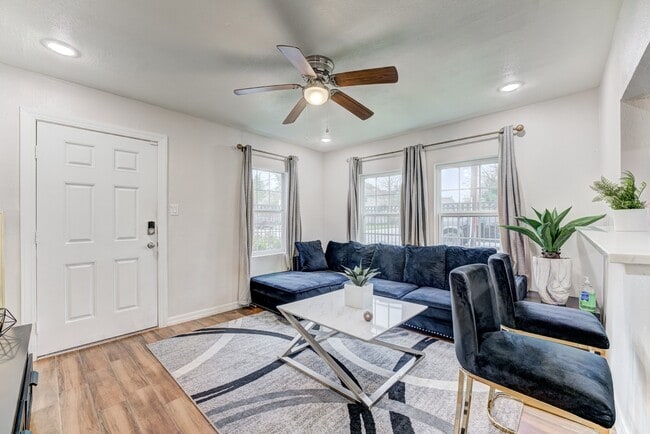 Building Photo - 2720 Truxillo St