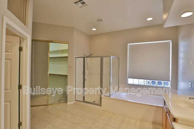 Building Photo - 1550 N Robin Ln