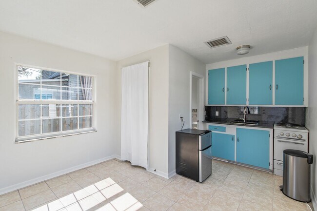 Building Photo - Eustis 2/2 w/ attached 1/1 In-law Suite.