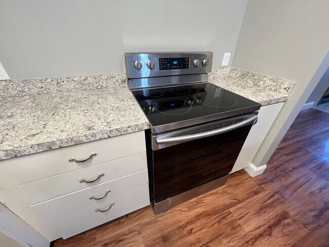 Building Photo - Beautiful 1/1 Condo in Gated Lakefront Com...