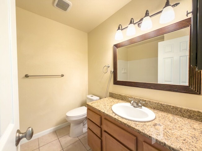 Building Photo - Gated Community, 3 Bed Condo!