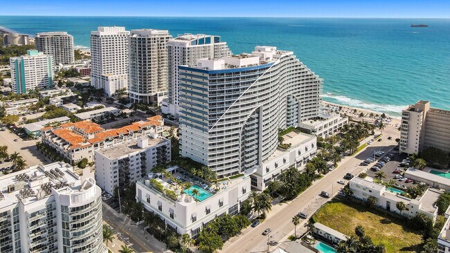 Building Photo - 3101 Bayshore Dr