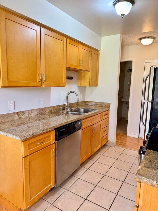 Building Photo - $3290 - 3 BED/2 BATH CONDO IN CENTRAL FREM...
