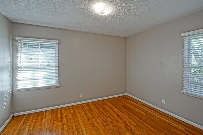 Building Photo - CHARMING, BRIGHT & AIRY HOLLYGLEN HOME W/ BEAUTIFULLY LANDSCAPED FRONT & REAR YARDS W/ PATIO BLOC...