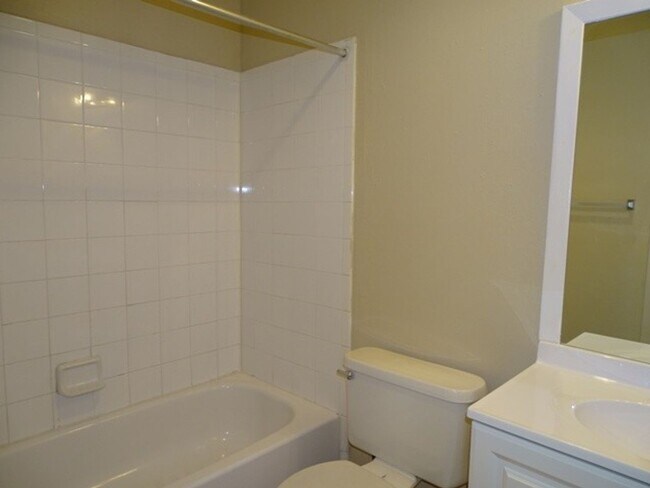 Building Photo - 9122 Ocean Gate St