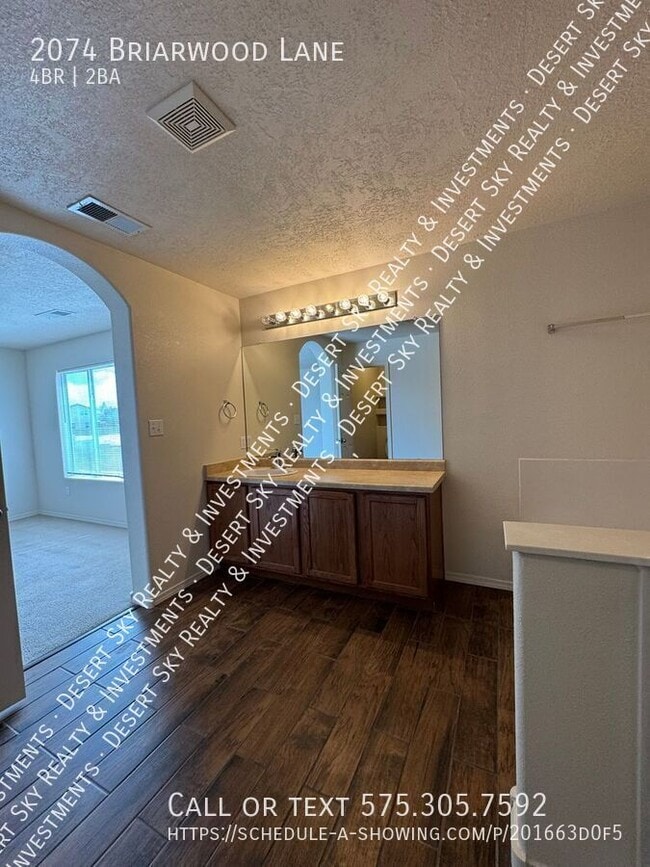 Building Photo - 2074 Briarwood Ln