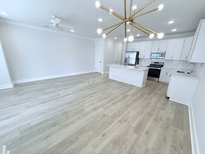 Building Photo - 613 Miramar Ln
