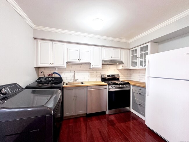 Building Photo - 245 Sunnyridge Ave