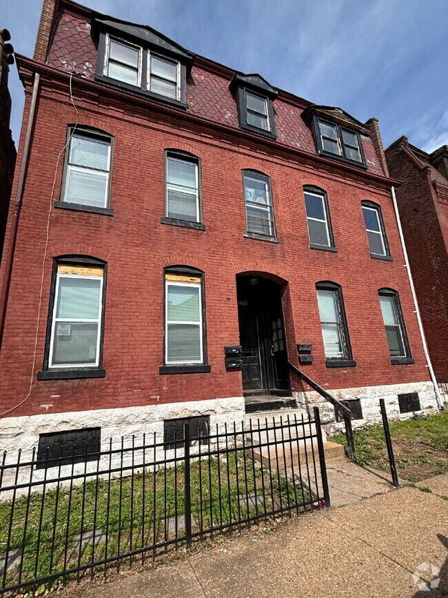 Building Photo - For Rent: Renovated 2-Story Townhouse in M...