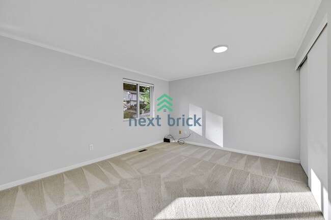 Building Photo - Stunning 5-Bedroom Home in Bellevue’s Top School District!