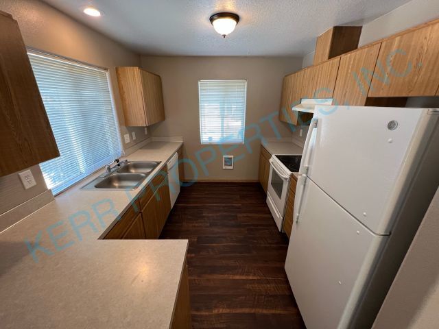 Building Photo - FREE RENT! Beautiful 2 bedroom duplex located in Southeast Portland!