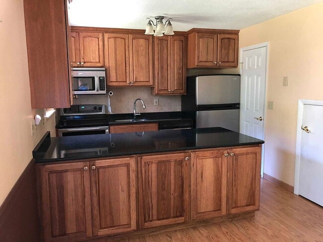 Building Photo - "Charming 3-Bed Oasis with Granite Touches...