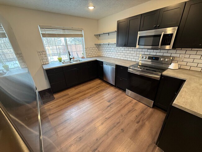 Building Photo - Twin Home for Rent Near Downtown Sioux Falls