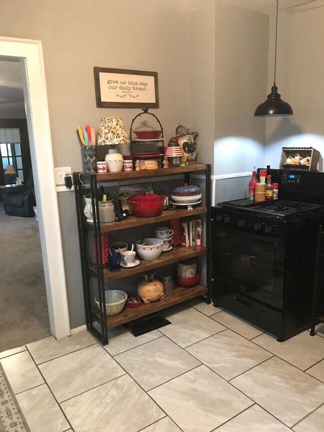 Building Photo - 2 bedroom 1 bath