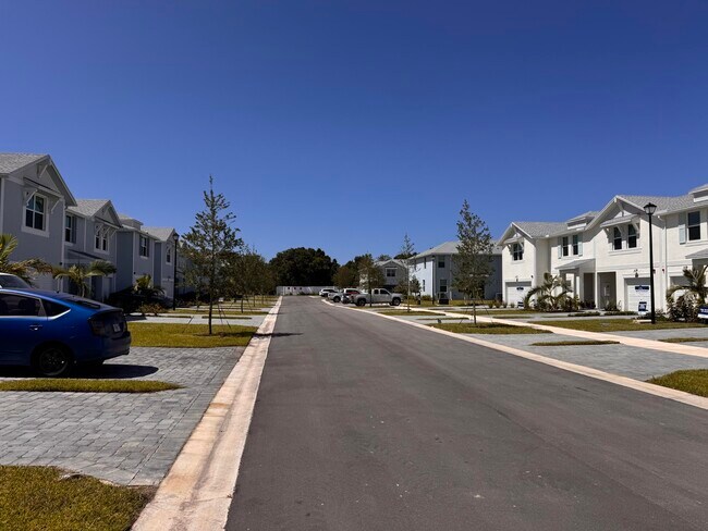 Building Photo - 496 Salisbury Cir