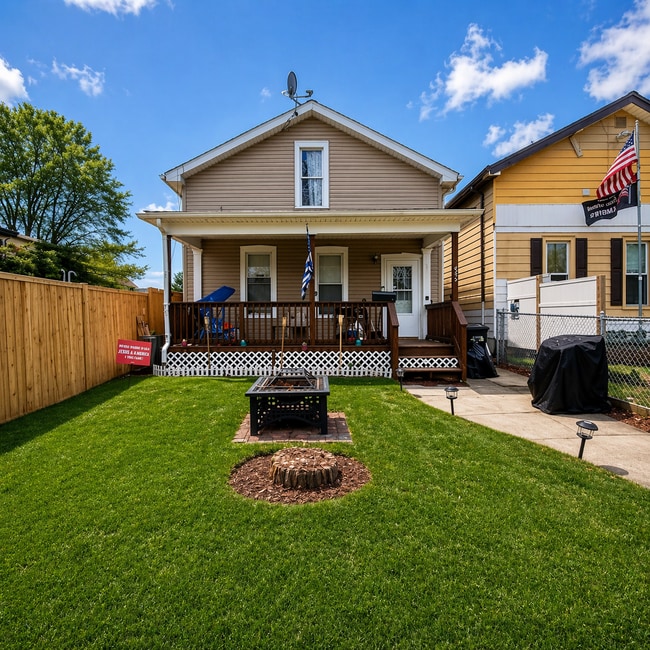 Building Photo - 633 E 11th St