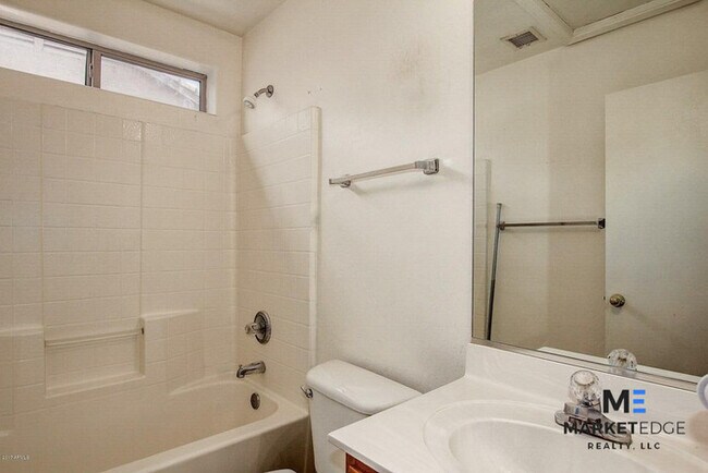 Building Photo - 3Bed/2Bath Home at Lower Buckeye Rd! JOIN ...