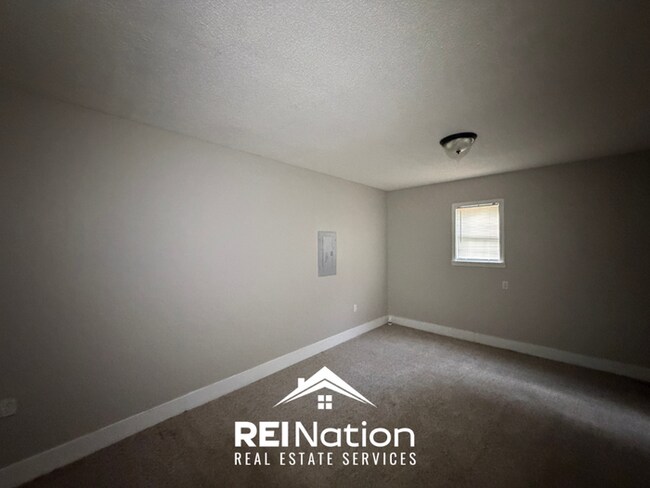 Building Photo - 3BR/1.5BA Memphis Rental with Soaring Ceilings & Functional Galley Kitchen
