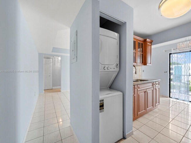 Building Photo - 1820 W 53rd St
